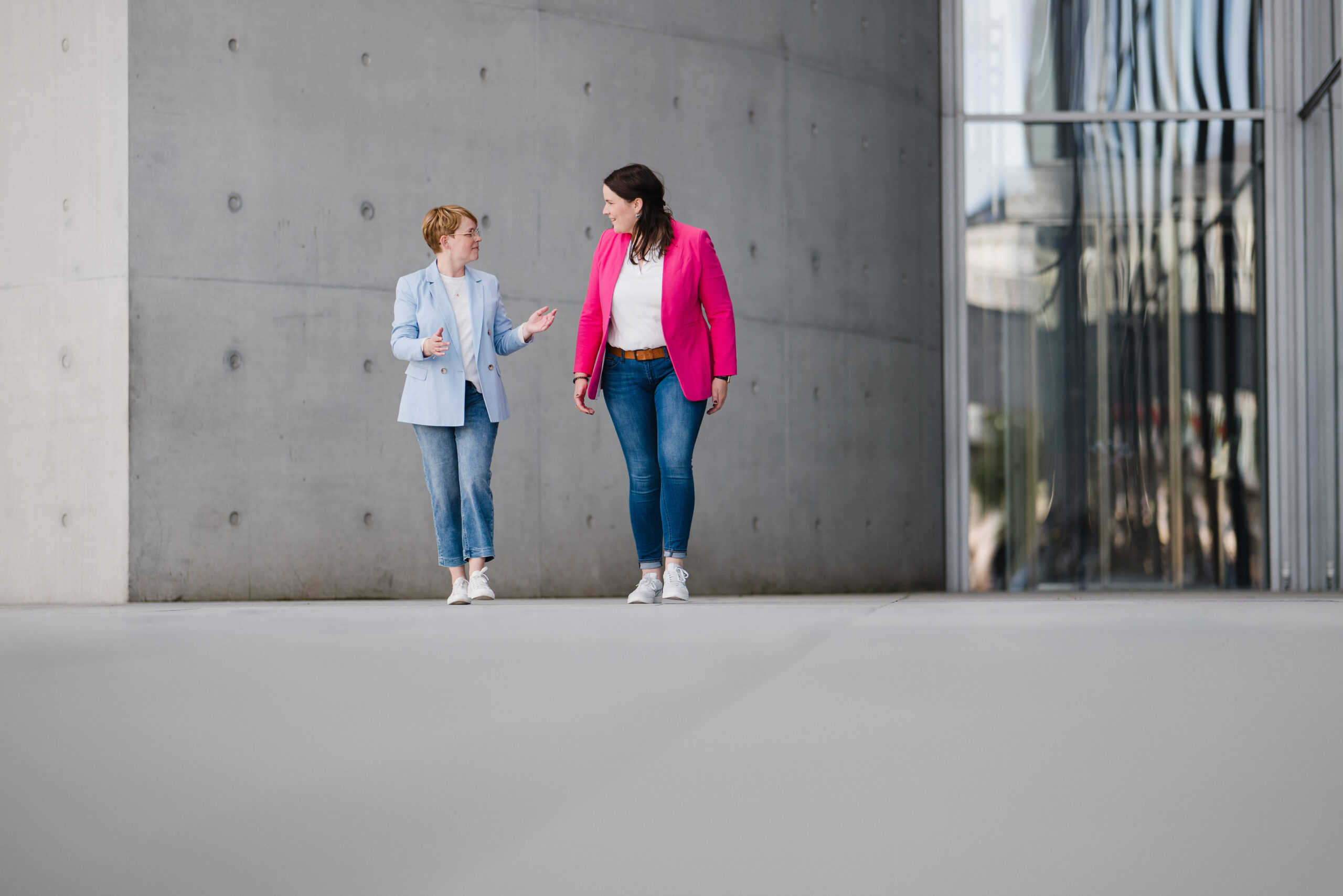 BestPolitics - Frauke Gottwald und Theresa Gröninger am Bundestag in Berlin