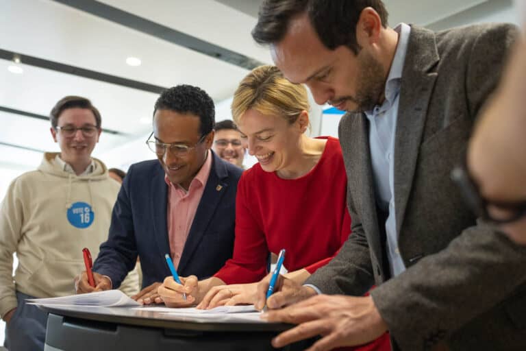 Pressekonferenz Vote16 - Unterschrift von Dr. Nasser Ahmed (SPD), Katharina Schulze (Bündnis90 Die Grünen), Martin Hagen (FDP); ©Daniel Köberle